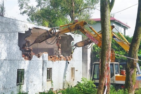 龙岗街道：违建一冒头就打、一动土就拆