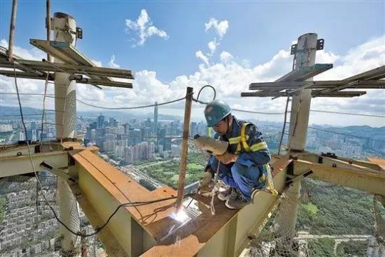 <strong>深圳工人头顶着烈日 在300米高空造高楼大厦</strong>