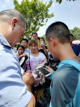 母亲将新生儿打包快递至福利院 快递小哥慌忙报警