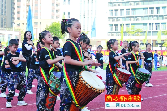 深圳坪山中山小学体育节开幕 萌娃方阵秀创意