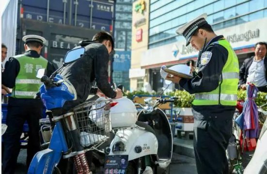 深圳交警在龙华区开展“禁摩限电”专项行动