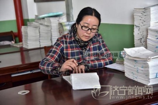 感动！最美女教师4年跪地千次照顾患病学生(图)