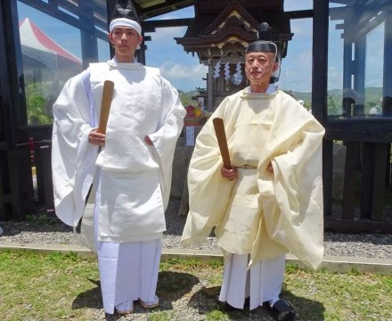 台男子主持台版“靖北京小产权房国神社”祭典 绿媒竟称：帅气逼人