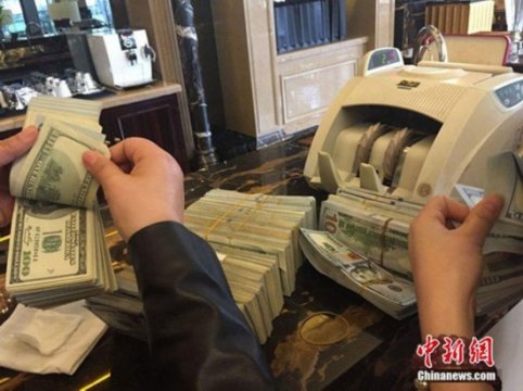 杭州男子捧33万美金现钞买房称来不及兑换(图)