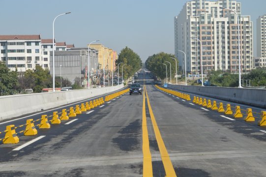 淄博高新区西六路跨线桥正式通车