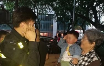 奶奶购物归 两岁孙子被锁房内 救援人员将门破开