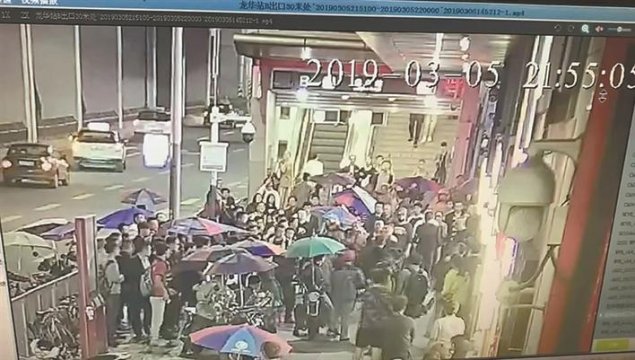 “站霸”地铁口拉客惹民愤 龙华警方打掉两恶势力团伙