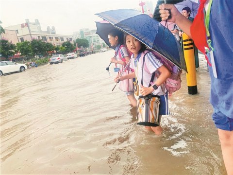 松岗街道突发暴雨多处积水造成交通拥堵